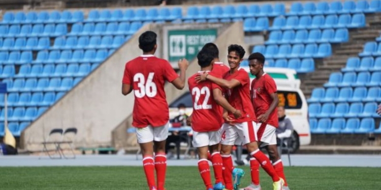 Selebrasi skuad Timnas Indonesia U-19 usai membobol gawang Gimcheon Sangmu FC dalam pertandingan uji coba yang berlangsung di Auxiliary Mini Stadium, Daegu, Korea Selatan, Selasa (5/4/2022). (dok. PSSI/Suara.com)