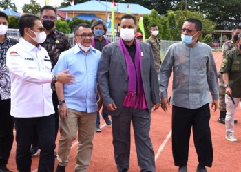 Presiden AMFC Mohammad Alddausari (kedua kanan), meninjau lapangan Stadiun Merdeka Kota Gorontalo, Selasa (28/6/2022). Pemprov Gorontalo menawarkan tiga lapangan untuk lokasi pertandingan Kejuaraan Asia Mini Football yang akan digelar tahun 2023. (Foto : Salman)