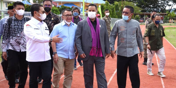 Presiden AMFC Mohammad Alddausari (kedua kanan), meninjau lapangan Stadiun Merdeka Kota Gorontalo, Selasa (28/6/2022). Pemprov Gorontalo menawarkan tiga lapangan untuk lokasi pertandingan Kejuaraan Asia Mini Football yang akan digelar tahun 2023. (Foto : Salman)