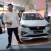 Peluncuran All New Ertiga Hybrid di Gorontalo dihadiri Marketing&Saleng Departemen PT SIS, Yopi Ferdian Saputra (kedua kiri), bersama Branch Manager PT NPI (Suzuki Mobil Gorontalo), Anwar (kanan), Sabtu (18/6/2022). (hasan/gopos).