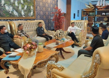 Bupati Hamim dan Bawaslu Bahas Tahapan Pemilu, Sejumlah pimpinan dan anggota Bawaslu Provinsi Gorontalo dan Kabupaten Bone Bolango melakukan audiensi kepada Bupati Bone Bolango, Hamim Pou, di rumah kediaman pribadi Bupati, di Desa Popodu, Kecamatan Bulango Timur, Selasa (7/6/2022). (Foto Indra/Gopos)