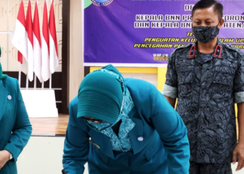 Ketua TP-PKK Provinsi Gorontalo drg. Gamaria Purnamawati Monoarfa saat menandatanganan perjanjian kerja sama, Senin (27/6/2022) bertempat di rumah dinas gubernur. Ia mengatakan TP PKK provisi, kabupaten dan kota se Provisi Gorontalo akan berada digarda terdepan dan bermitra dengan BNN dalam menurunkan angka coba pakai narkoba dengan mendorong Dasawisma, Posyandu dan organisasi sosial kemasyrakatan untuk memberikan edukasi dan pemahaman bahaya narkoba kepada keluarga. (Foto: Nova)