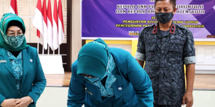 Ketua TP-PKK Provinsi Gorontalo drg. Gamaria Purnamawati Monoarfa saat menandatanganan perjanjian kerja sama, Senin (27/6/2022) bertempat di rumah dinas gubernur. Ia mengatakan TP PKK provisi, kabupaten dan kota se Provisi Gorontalo akan berada digarda terdepan dan bermitra dengan BNN dalam menurunkan angka coba pakai narkoba dengan mendorong Dasawisma, Posyandu dan organisasi sosial kemasyrakatan untuk memberikan edukasi dan pemahaman bahaya narkoba kepada keluarga. (Foto: Nova)