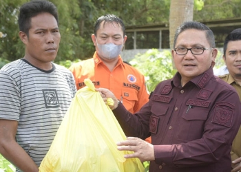 Wali Kota Gorontalo, Marten Taha, menyerahkan bantuan bagi korban kebakaran di Kelurahan Tomulobutao, Kecamatan Dungingi, Kota Gorontalo, Selasa (28/6/2022). (Pemkot Gorontalo)