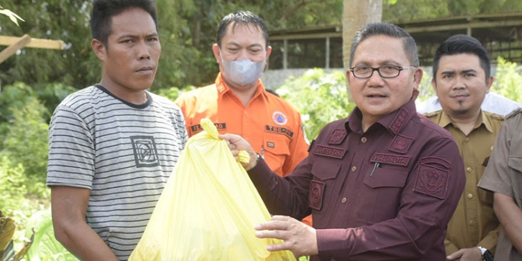 Wali Kota Gorontalo, Marten Taha, menyerahkan bantuan bagi korban kebakaran di Kelurahan Tomulobutao, Kecamatan Dungingi, Kota Gorontalo, Selasa (28/6/2022). (Pemkot Gorontalo)