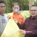 Wali Kota Gorontalo, Marten Taha, menyerahkan bantuan bagi korban kebakaran di Kelurahan Tomulobutao, Kecamatan Dungingi, Kota Gorontalo, Selasa (28/6/2022). (Pemkot Gorontalo)