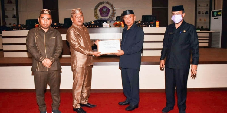 Bupati Pohuwato, Saipul Mbuinga, Memaparkan Usulan 6 Buah Usulan Ranperda tahun 2022, Kamis 22/06/2022 (Istimewa)