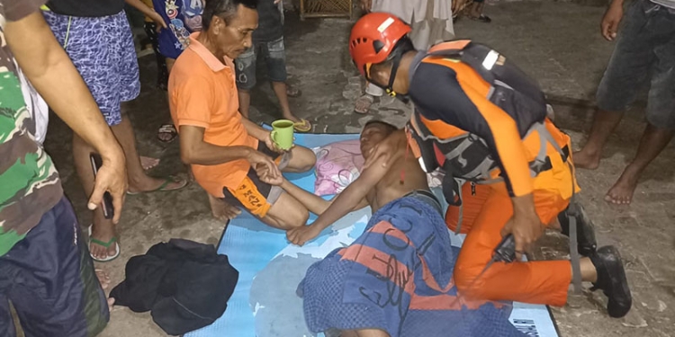 Korban berhasil dievakuasi oleh tim SAR gabungan, Rabu (1/6/2022). Foto : Humas SAR.