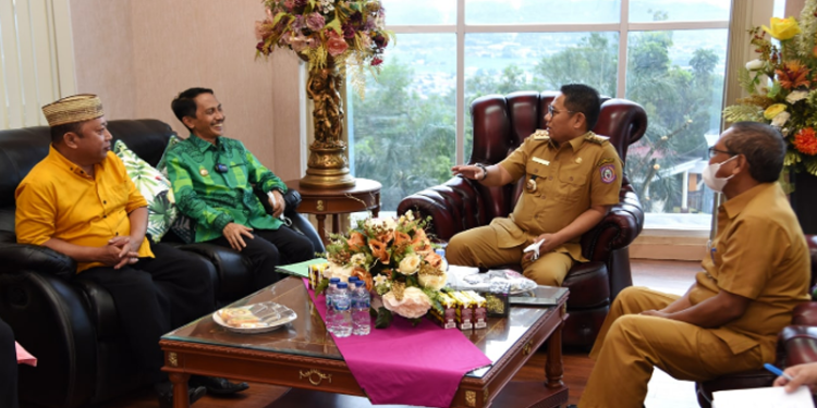 Penjagub Gorontalo Hamka Hendra Noer (tengah), menerima audiensi Ketua DMI Provinsi Gorontalo, Nelson Pomalingo (kedua kiri) bersama jajaran pengurus, di Gubernuran Gorontalo, Selasa (14/6/2022). (Foto: Haris)