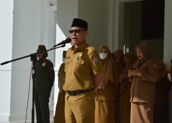 Kafilah MTQ, Asisten II Setda Kabupaten Bone Bolango, Jusni Bolilio, memberikan arahan di hadapan jajaran ASN pada apel kerja, di halaman Kantor Bupati Bone Bolango, Senin (20/6/2022). (Foto AKP/Diskominfo)