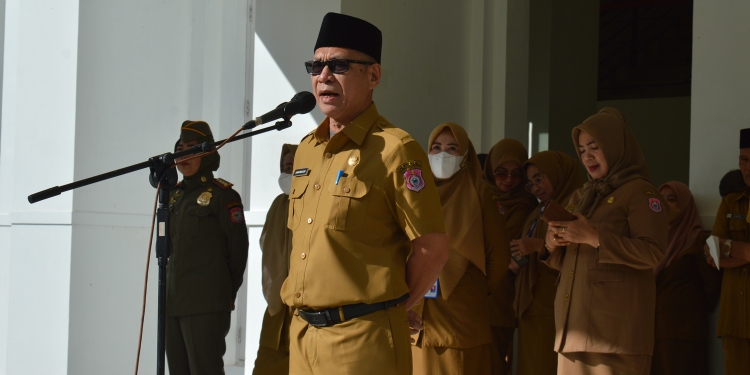 Kafilah MTQ, Asisten II Setda Kabupaten Bone Bolango, Jusni Bolilio, memberikan arahan di hadapan jajaran ASN pada apel kerja, di halaman Kantor Bupati Bone Bolango, Senin (20/6/2022). (Foto AKP/Diskominfo)