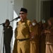 Kafilah MTQ, Asisten II Setda Kabupaten Bone Bolango, Jusni Bolilio, memberikan arahan di hadapan jajaran ASN pada apel kerja, di halaman Kantor Bupati Bone Bolango, Senin (20/6/2022). (Foto AKP/Diskominfo)