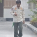 Kepala Satuan Polisi Pamong Praja (Kasatpol PP) sekaligus eks Kepala Dinas Sosial Kabupaten Gorontalo, Husain Ui terlihat berada di halaman kantor Kejaksaan Negeri Kabupaten Gorontalo. (Foto: Putra/Gopos)