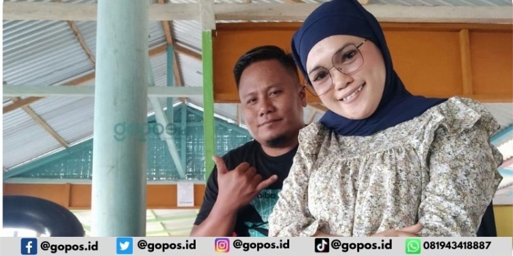 Potret kemesraan antara Fandi dan Popi semasa hidupnya. Popi meregang nyawa usai mengalami penikaman oleh sang suami, Fandi, Senin (6/6/2020) malam. (dok. Facebook)