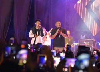 Rektor UNG, Eduart Wolok berduet dengan Vicky Salamor pada Event musik Move It Fest. 2022 yang dilaksanakan Idetimur di halaman Rektorat UNG, Sabtu (4/6/2022) (dok. ung)