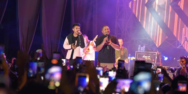 Rektor UNG, Eduart Wolok berduet dengan Vicky Salamor pada Event musik Move It Fest. 2022 yang dilaksanakan Idetimur di halaman Rektorat UNG, Sabtu (4/6/2022) (dok. ung)