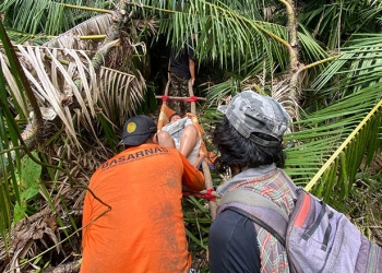 Tim SAR Gabungan melakukan evakuasi kepada anggota rombongan Mapala Belantara yang mengalami hipotermia saat mendaki di Gunung Tilongkabila, Bone Bolango, Sabtu (25/6/2022). (Istimewa)