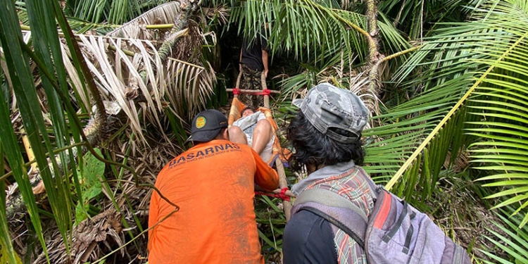 Tim SAR Gabungan melakukan evakuasi kepada anggota rombongan Mapala Belantara yang mengalami hipotermia saat mendaki di Gunung Tilongkabila, Bone Bolango, Sabtu (25/6/2022). (Istimewa)