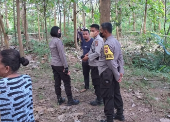 Polsek Tilongkabila melakukan olah tempat kejadian perkara di lokasi penemuan seorang warga Desa Butu, Kecamatan Tilongkabila, Bone Bolango yang ditemukan tewas gantung diri, Selasa (7/6/2022). (indra/gopos)