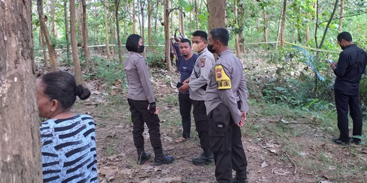 Polsek Tilongkabila melakukan olah tempat kejadian perkara di lokasi penemuan seorang warga Desa Butu, Kecamatan Tilongkabila, Bone Bolango yang ditemukan tewas gantung diri, Selasa (7/6/2022). (indra/gopos)