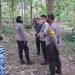 Polsek Tilongkabila melakukan olah tempat kejadian perkara di lokasi penemuan seorang warga Desa Butu, Kecamatan Tilongkabila, Bone Bolango yang ditemukan tewas gantung diri, Selasa (7/6/2022). (indra/gopos)
