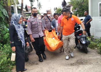 Petugas Polres Pohuwato bersama BPBD mengevakuasi jasad HP yang ditemukan gantung diri di rumah kontrakan di Perumahan Marisa Indah, Pohuwato, Kamis (30/6/2022).