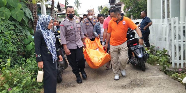 Petugas Polres Pohuwato bersama BPBD mengevakuasi jasad HP yang ditemukan gantung diri di rumah kontrakan di Perumahan Marisa Indah, Pohuwato, Kamis (30/6/2022).