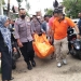 Petugas Polres Pohuwato bersama BPBD mengevakuasi jasad HP yang ditemukan gantung diri di rumah kontrakan di Perumahan Marisa Indah, Pohuwato, Kamis (30/6/2022).