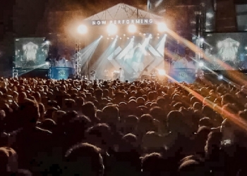 Konser music perdana di Gorontalo akhirnya dilaksanakan usai melandai ya Pandemi Covid-19. Konser tersebut dilaksanakan di Lapangan Rektorat Universitas Negeri Gorontalo (UNG), Sabtu malam, (4/6/2022).