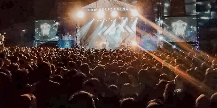 Konser music perdana di Gorontalo akhirnya dilaksanakan usai melandai ya Pandemi Covid-19. Konser tersebut dilaksanakan di Lapangan Rektorat Universitas Negeri Gorontalo (UNG), Sabtu malam, (4/6/2022).
