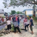 Sejumlah masyarakat dibantu aparat kepolisian dan TNI saat membersihkan pohon Tumbang. (Foto: Putra/Gopos)