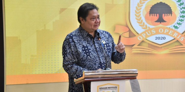 Ketua Umum Partai Golkar Airlangga Hartarto saat menghadiri peluncuran Golkar Institute Training App di Jakarta, Senin (13/6/2022).