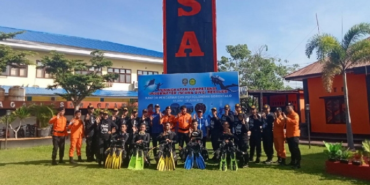 Peningkatan kompetensi underwater (scuba dive) rescuer, SAR Gorontalo, Selasa (14/6/2022). Foto : Sari/gopos