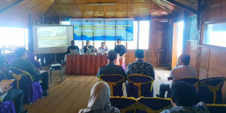 Rapat Koordinasi Tim Pengawasan Orang Asing (Timpora), di RM Salsa Kecamatan Marisa, Rabu (15/06/2022) (yusuf/gopos)