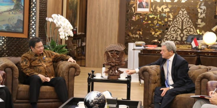 President Boeing International Sir Michael Arthur dan President Boeing Southeast Asia Alexander C. Feldman, Selasa (14/06), bertemu Menteri Koordinator Bidang Perekonomian Airlangga Hartarto.