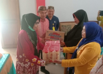 Bupati Pohuwato, Saipul Mbuinga, Menyaksikan Langsung Pemberian Bantuan UMKM Kepada Pelaku Usaha Yang Ada di Kabupaten Pohuwato, Kamis 16/06/2022 (Istimewa)