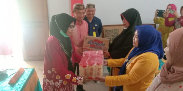Bupati Pohuwato, Saipul Mbuinga, Menyaksikan Langsung Pemberian Bantuan UMKM Kepada Pelaku Usaha Yang Ada di Kabupaten Pohuwato, Kamis 16/06/2022 (Istimewa)