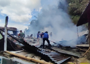 Pihak personil Damkar Kabupaten Gorontalo saat berusaha memadamkan api. (Foto: Istimewa)