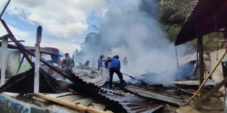 Pihak personil Damkar Kabupaten Gorontalo saat berusaha memadamkan api. (Foto: Istimewa)