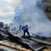 Pihak personil Damkar Kabupaten Gorontalo saat berusaha memadamkan api. (Foto: Istimewa)
