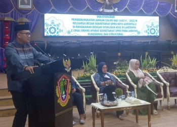 Foto : Sekretaris Dewan Kota Gorontalo, NR Monoarfa ketika memberikan sambutan pada kegiatan doa syukur pemberangkatan calon jamaah haji dilingkungan DPRD Kota Gorontalo.
