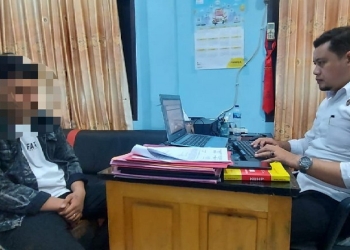 Terduga pelaku penganiayaan menggunakan senjata tajam jenis badik, foto: istimewa.