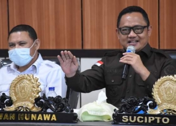 Foto : Anggota DPRD Kota Gorontalo Irwan Hunawa, ketika berbicara pada rapat Pansus II pembahasan tentan Perda Pemondokan.