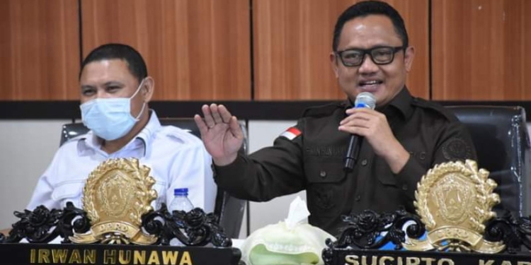 Foto : Anggota DPRD Kota Gorontalo Irwan Hunawa, ketika berbicara pada rapat Pansus II pembahasan tentan Perda Pemondokan.