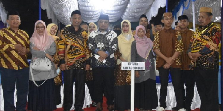 Wakil Bupati Gorontalo, Hendra S Hemeto saat berfoto bersama Kontingen Khafilah MTQ Kabupaten Gorontalo. (Foto: Istimewa)