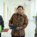 Menteri Koordinator Bidang Perekonomian Airlangga Hartarto didampingi Menteri Agama dan Kepala BNPB Dalam Keterangan Pers usai Rapat Internal yang dipimpin oleh Presiden Joko Widodo di Istana Bogor, Kamis (23/06).