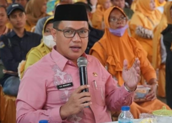 Foto : Sekretaris DPRD Kota Gorontalo N.R Monoarfa ketika  menghadiri Reses Anggota DPRD Provinsi Gorontalo dapil I Kota Gorontalo, Meyke M Camaru.(Foto Wahyu Humas)