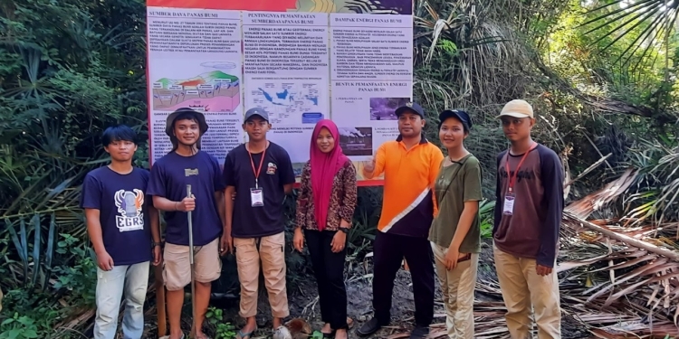 Mahasiswa Teknik Geologi program KKN MBKM memasang papan informasi sumber air panas (istimewa)