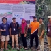Mahasiswa Teknik Geologi program KKN MBKM memasang papan informasi sumber air panas (istimewa)