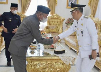 Bupati Pohuwato, Saipul Mbuinga, Memberikan Ucapan Selamat Kepada, Thariq Modanggu, Sebagai Bupati Gorontalo Utara, Senin 27/06/2022 (Istimewa)